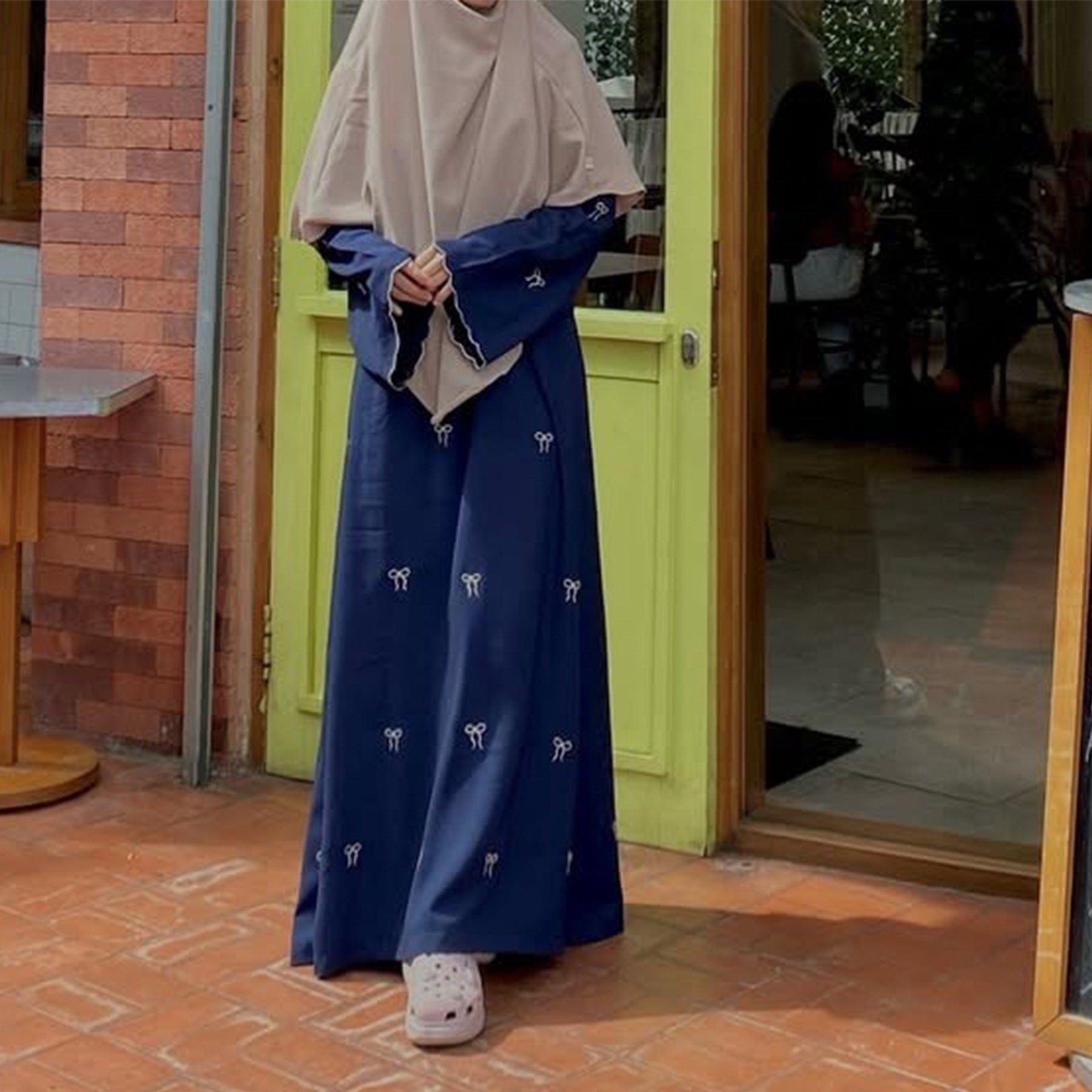 Robe brodée avec nœud papillon