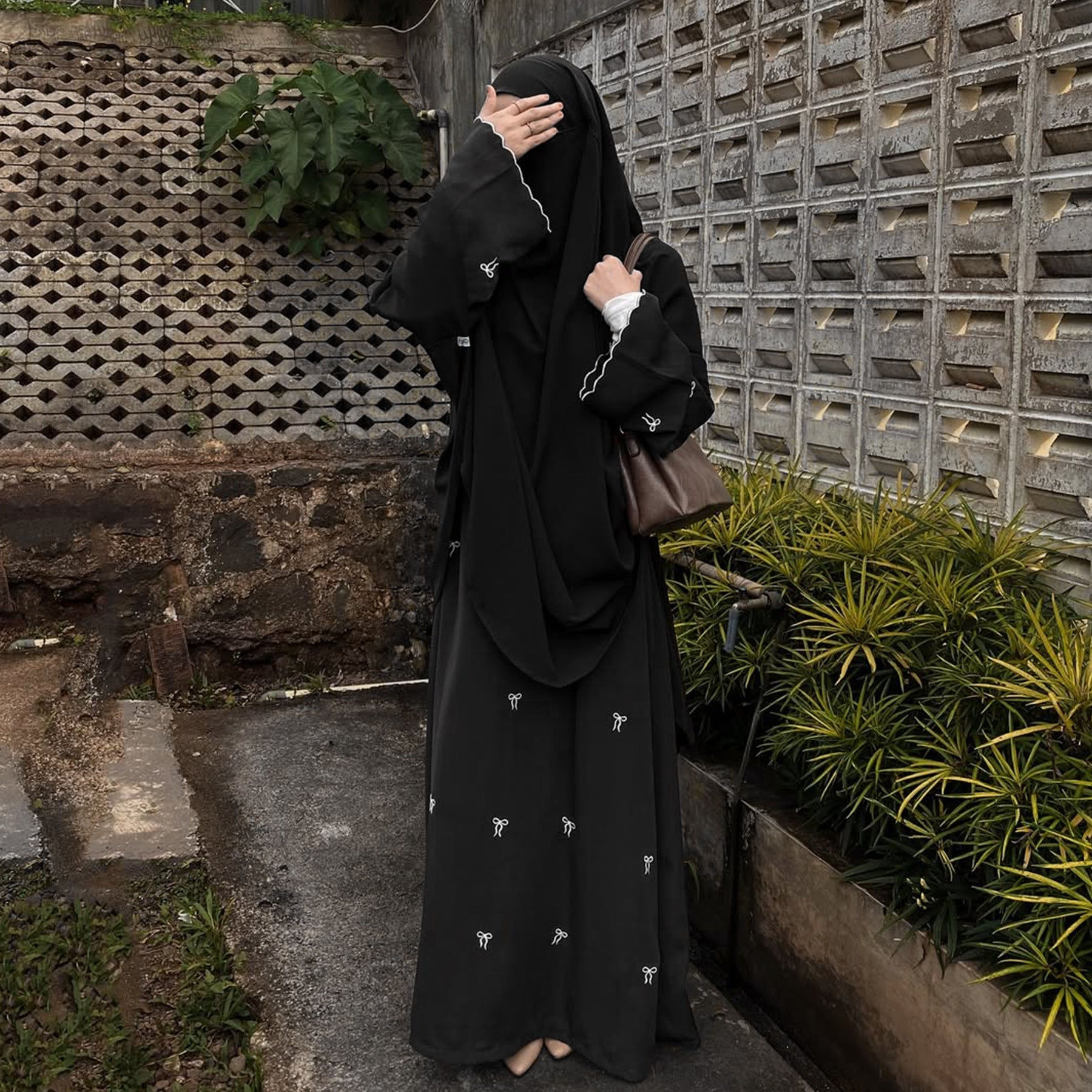 Robe brodée avec nœud papillon