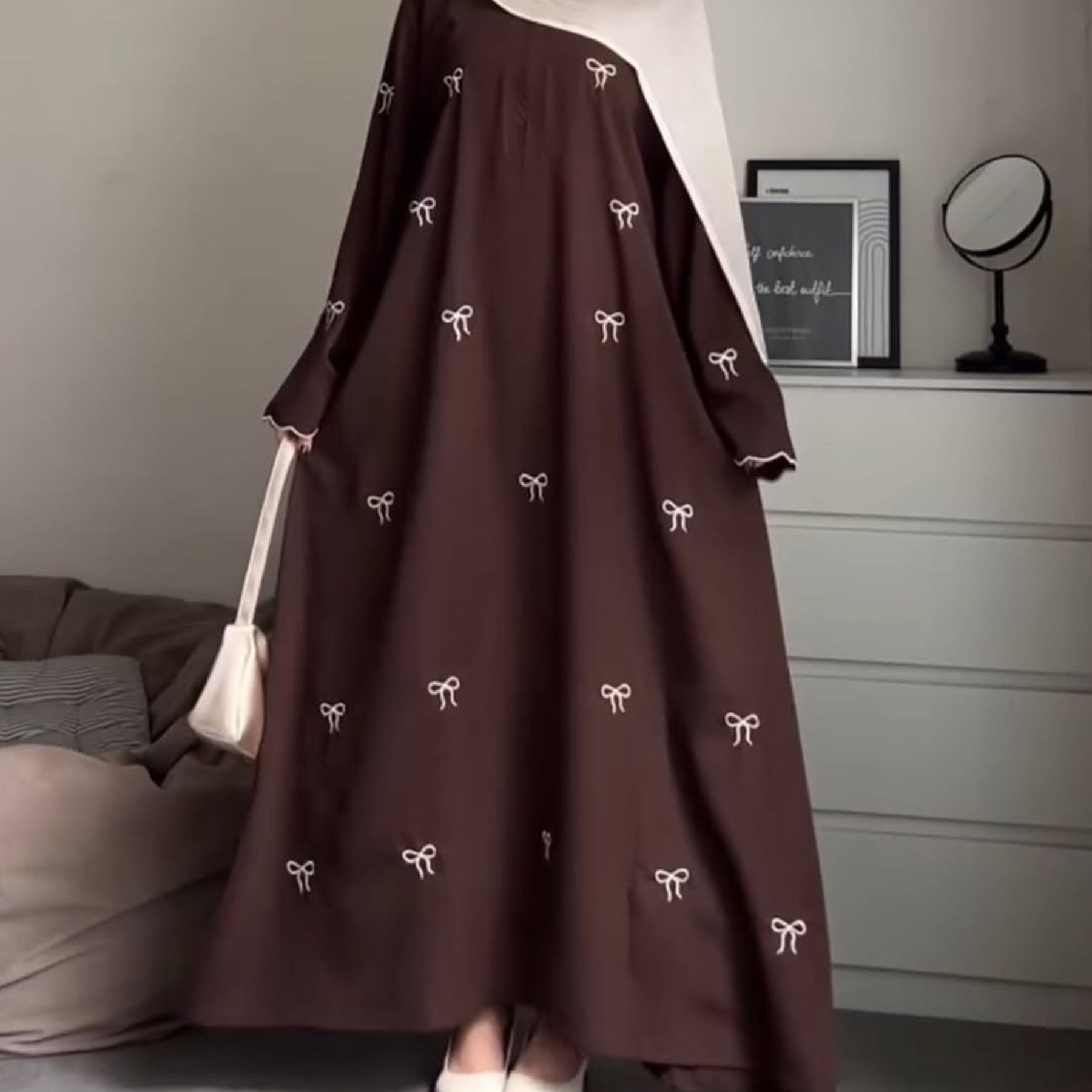 Robe brodée avec nœud papillon