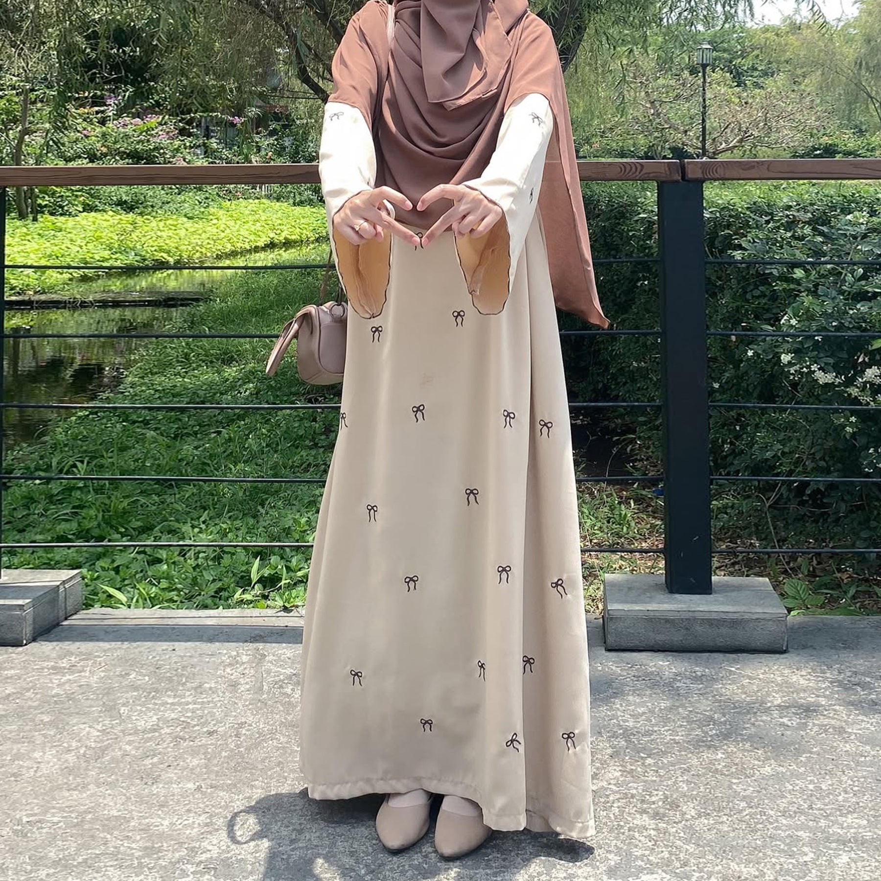 Robe brodée avec nœud papillon
